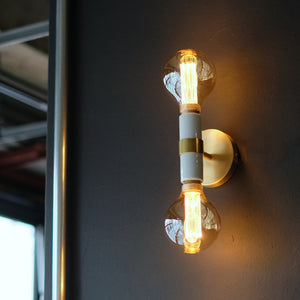 組み合わせる電球のデザインにより、表情ががらりと変わるランプ LYON 2bulb socket