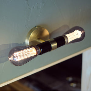 組み合わせる電球のデザインにより、表情ががらりと変わるランプ LYON 2bulb socket