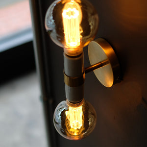 組み合わせる電球のデザインにより、表情ががらりと変わるランプ LYON 2bulb socket