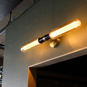 組み合わせる電球のデザインにより、表情ががらりと変わるランプ LYON 2bulb socket