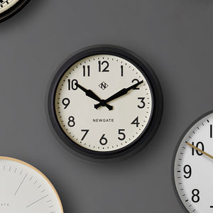 何十年も前からそこにあるかのような存在感のある 50's electric wall clock（50'sエレクトリックウォールクロック）