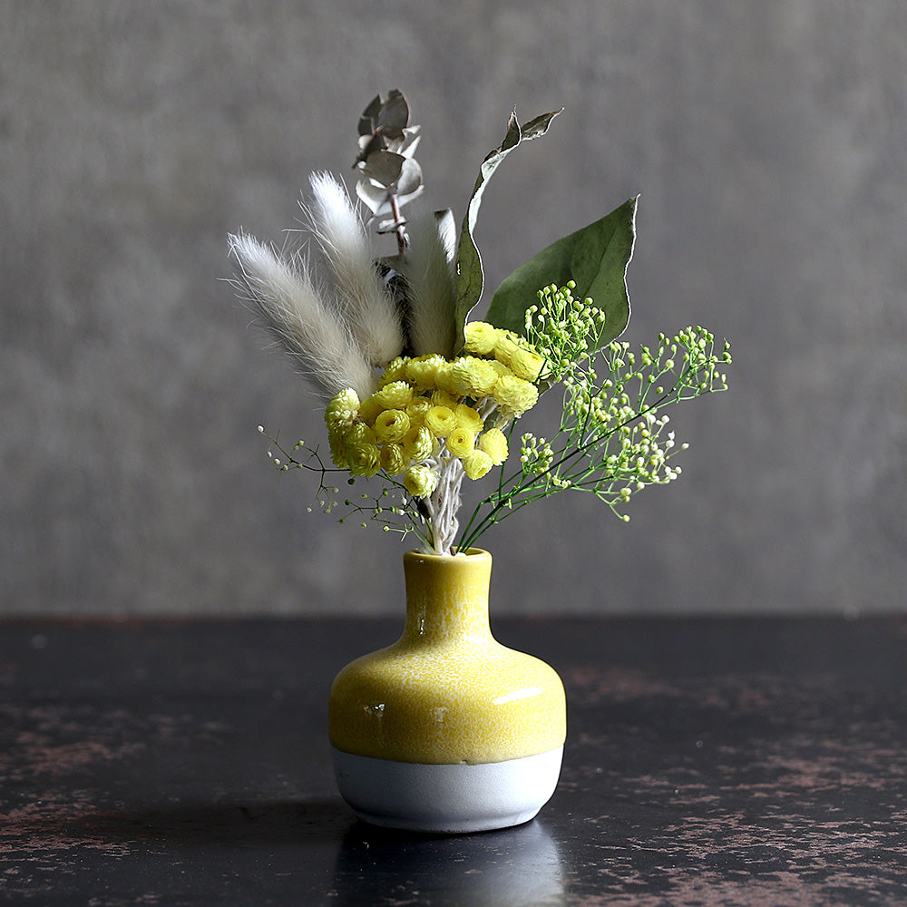 シンプルな花も華やかに彩る、明るいトーンの一輪挿し Bron