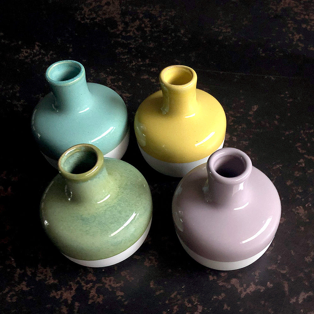 シンプルな花も華やかに彩る、明るいトーンの一輪挿し Bron Choco