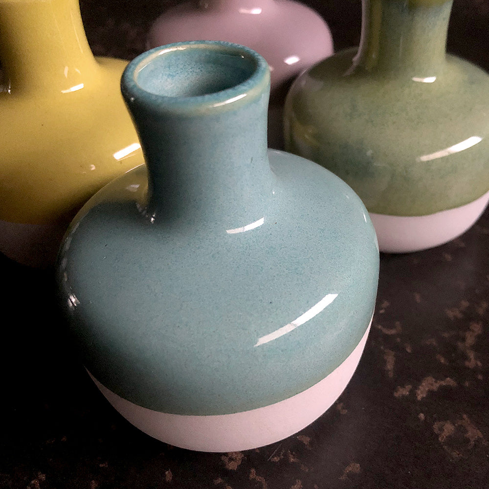 シンプルな花も華やかに彩る、明るいトーンの一輪挿し Bron Choco