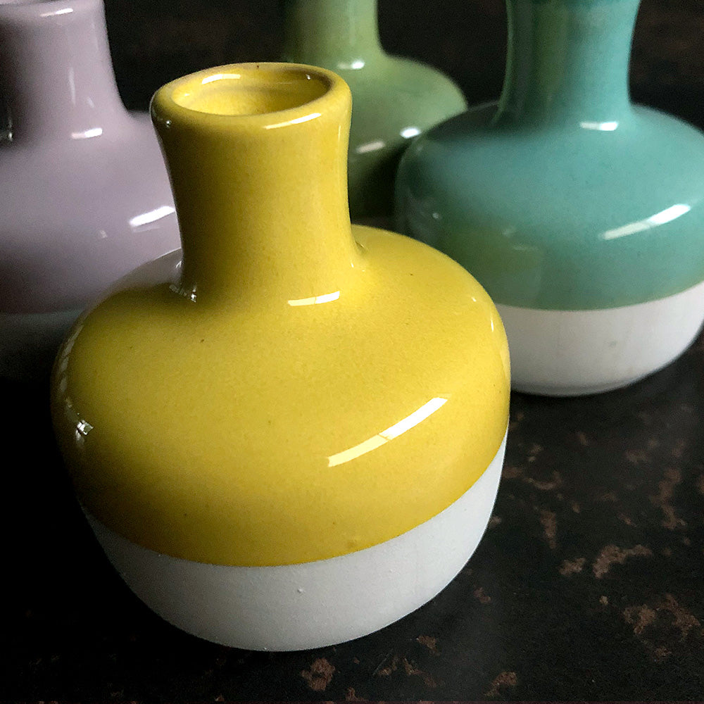 シンプルな花も華やかに彩る、明るいトーンの一輪挿し Bron Choco