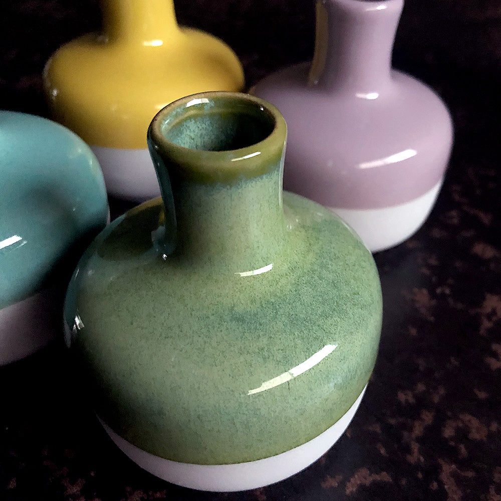 緑色の ブロンズ 調 花瓶 装飾 彫刻 付き 緑色の ブロンズ 調 花瓶 装飾 彫刻 付き 美術品・アンティーク