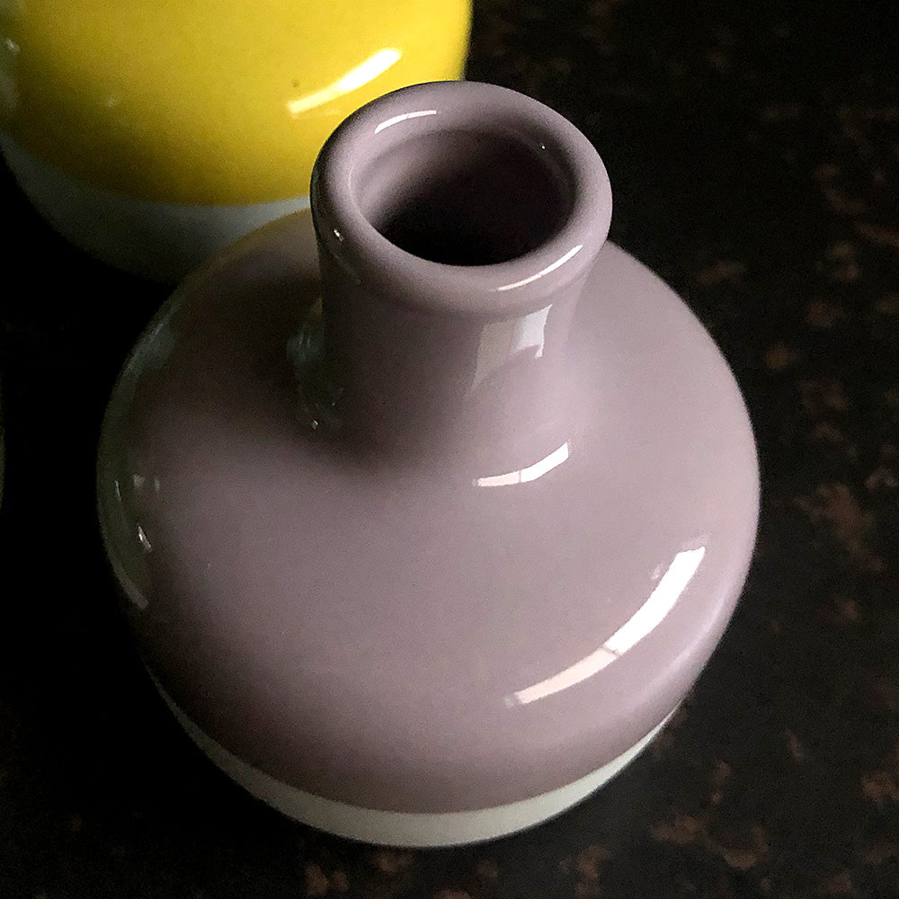 シンプルな花も華やかに彩る、明るいトーンの一輪挿し Bron Choco