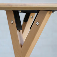 画像をギャラリービューアに読み込む, シルエットが特徴的な木脚を組み合わせた DIA ディア テーブル
