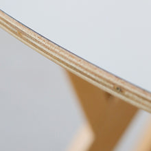 画像をギャラリービューアに読み込む, シルエットが特徴的な木脚を組み合わせた DIA ディア テーブル
