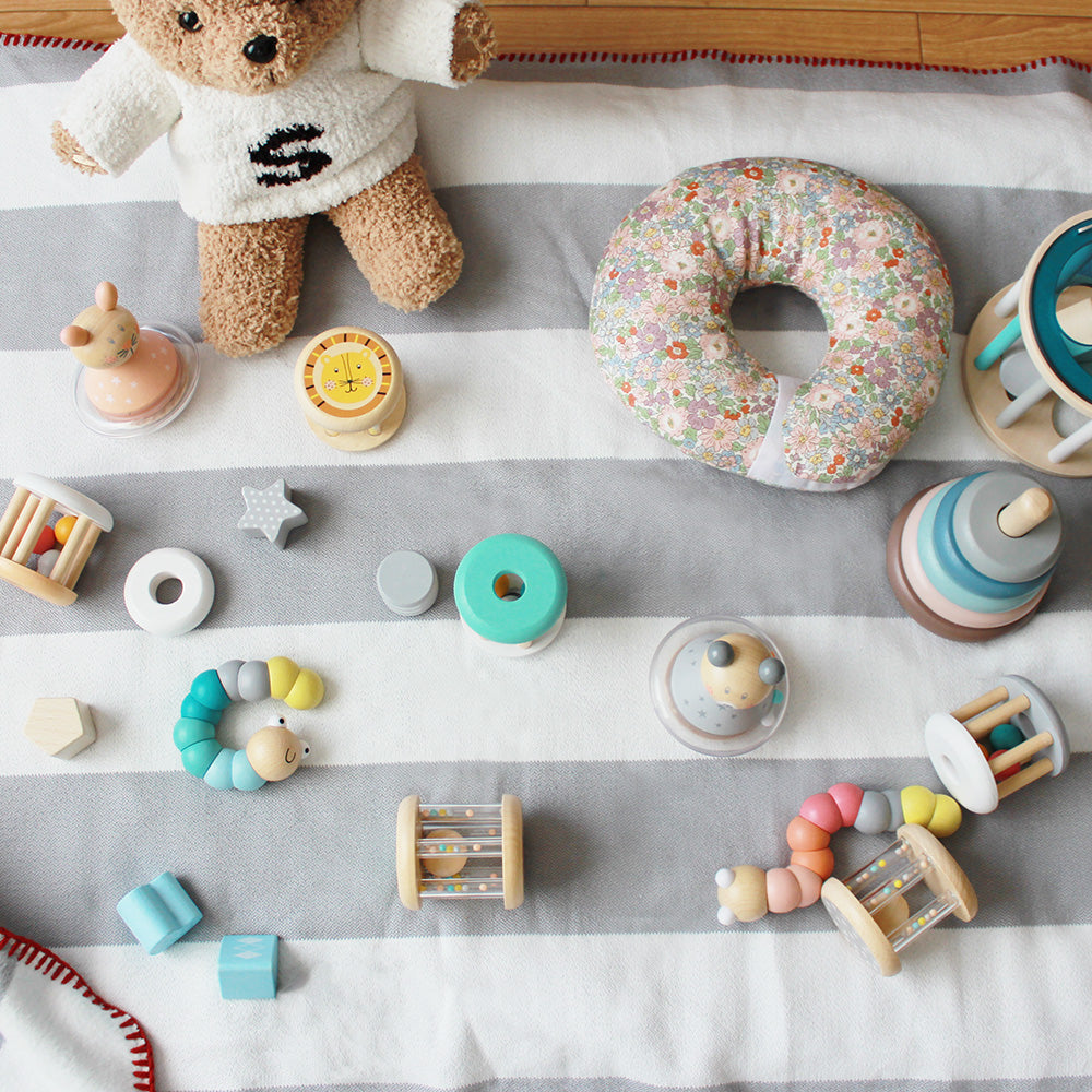 のぞくとプリズムレンズになっている FLASHING TOY CAMERA