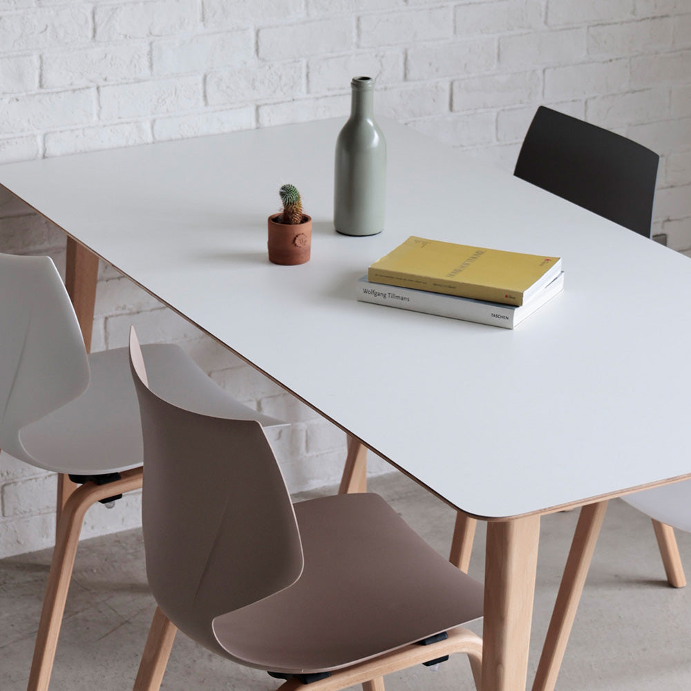 優しい色味と落ち着いた木目が特徴の FOX フォックス テーブル