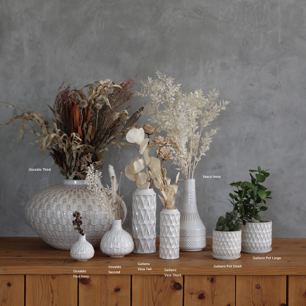 自然の風景から連想された模様がやさしい陶器の質感で表現された