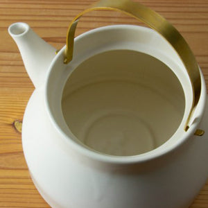まろやかなお湯。静かな沸騰の音でやさしい生活が過ごせる 陶のやかん