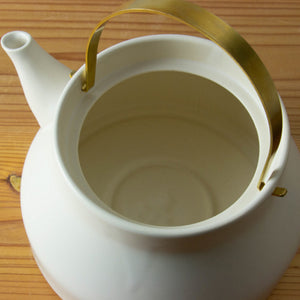 まろやかなお湯。静かな沸騰の音でやさしい生活が過ごせる 陶のやかん