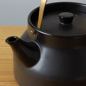 まろやかなお湯。静かな沸騰の音でやさしい生活が過ごせる 陶のやかん