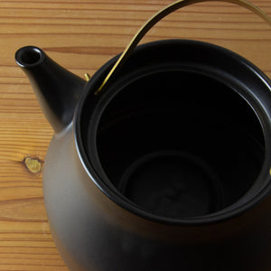 まろやかなお湯。静かな沸騰の音でやさしい生活が過ごせる 陶のやかん
