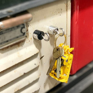 頑固な強力マグネットに、タフなデザインのプレートを配したフックの 2個セット MAGNETIC HOOK SET OF 2（マグネティック フック セット オブ 2）