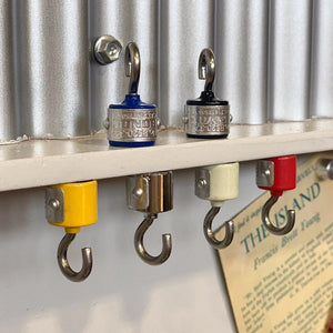 頑固な強力マグネットに、タフなデザインのプレートを配したフックの 2個セット MAGNETIC HOOK SET OF 2（マグネティック フック セット オブ 2）