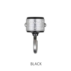 頑固な強力マグネットに、タフなデザインのプレートを配したフックの 2個セット MAGNETIC HOOK SET OF 2（マグネティック フック セット オブ 2）