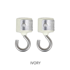 頑固な強力マグネットに、タフなデザインのプレートを配したフックの 2個セット MAGNETIC HOOK SET OF 2（マグネティック フック セット オブ 2）
