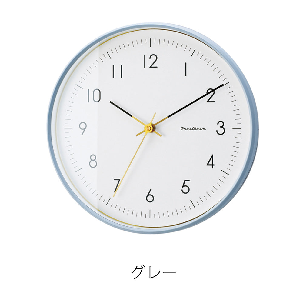 シンプルな文字盤に2トーンの針を合わせたスタイリッシュな