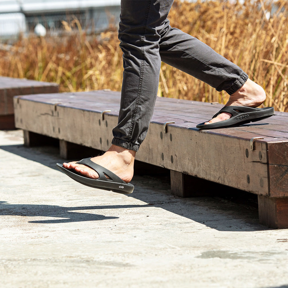 シンプルで履きやすい 定番モデルのリカバリーサンダル OOFOS