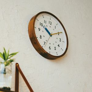 シンプルな文字盤の中に時刻の読み方のヒントが隠されたウォールクロック Storuman（ストゥールマン）