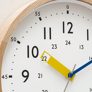 シンプルな文字盤の中に時刻の読み方のヒントが隠されたウォールクロック Storuman（ストゥールマン）