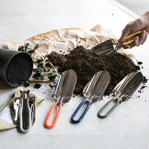 ステンレス製の折りたたみスコップ TROWEL（トロエル）