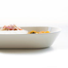 画像をギャラリービューアに読み込む, 篠本 拓宏 がデザインした波佐見焼 zen to（ゼント）のカレー皿「oval curry bowl」
